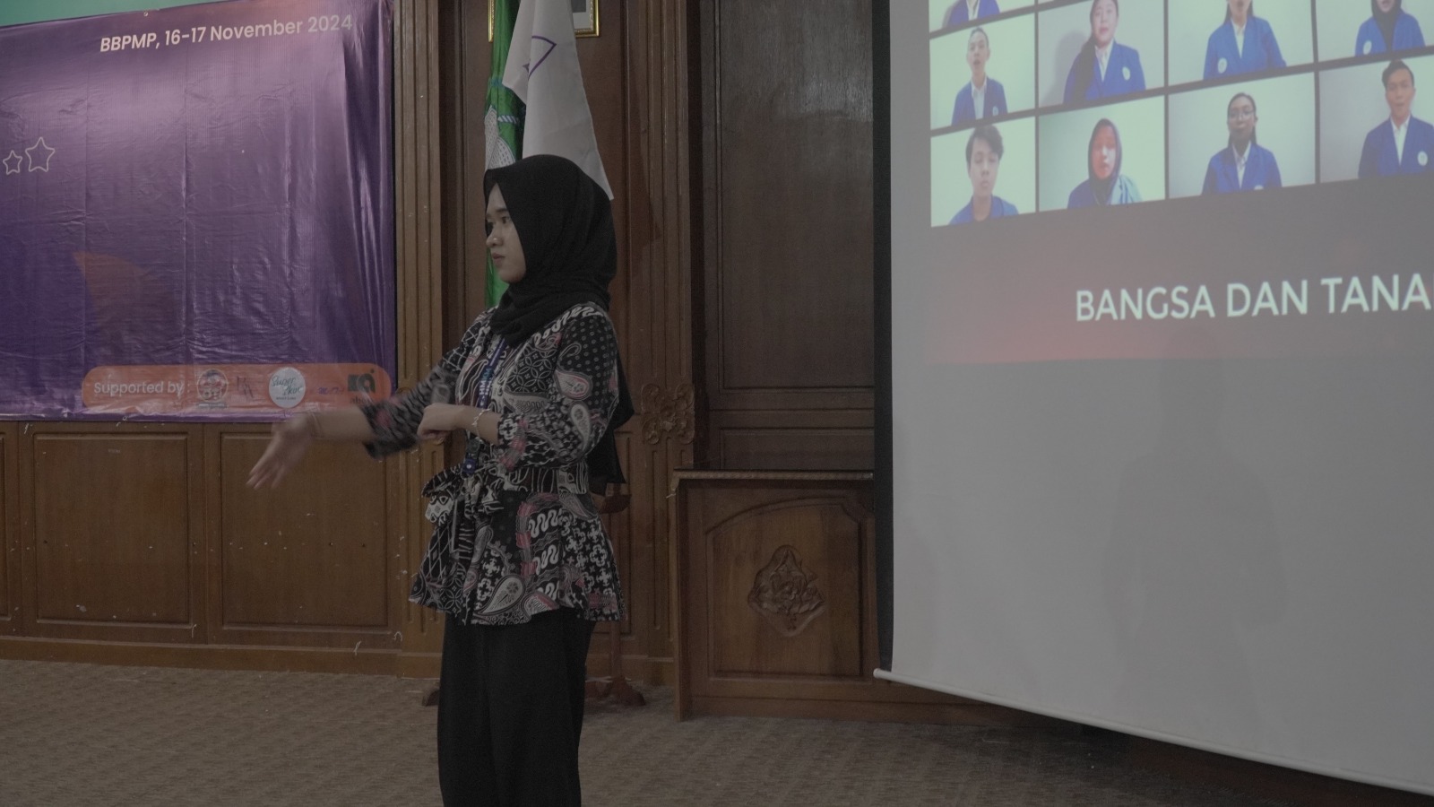Menyanyikan Lagu Indonesia Raya dan Hymne UDINUS